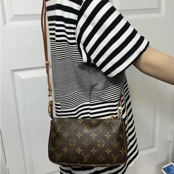 Louis Vuitton Pochette Accessory - Picture 8 of 11